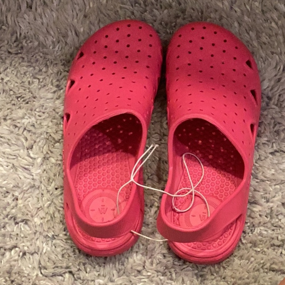 Totes pink shoes size 2-3. NWOT.